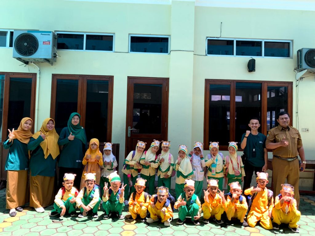 SD Muhammadiyah 6 PLUS Solo menyelenggarakan kegiatan Trial Class yang mendapatkan respons positif para calon wali murid. Kegiatan ini diadakan untuk melatih anak-anak sedini mungkin mengenal lingkungan baru mereka.