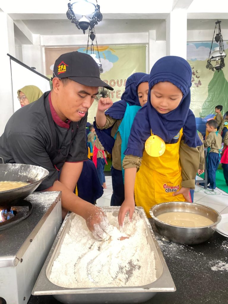 Siswa Kelas I SD Muhammadiyah 2 Solo Ikuti Kelas Memasak