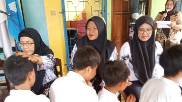 Sungkeman Warnai Peringatan Hari Guru di SD Muhammadiyah 21 Solo