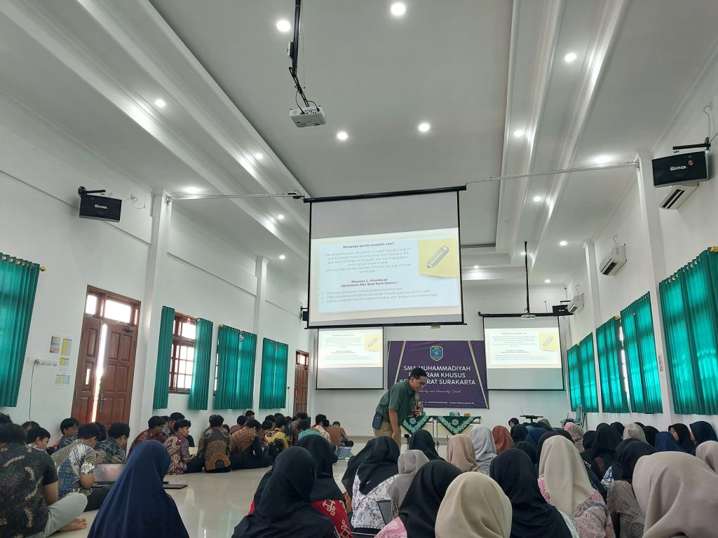Siswa SMA Muhammadiyah PK Solo Belajar Kiat Menulis Esai