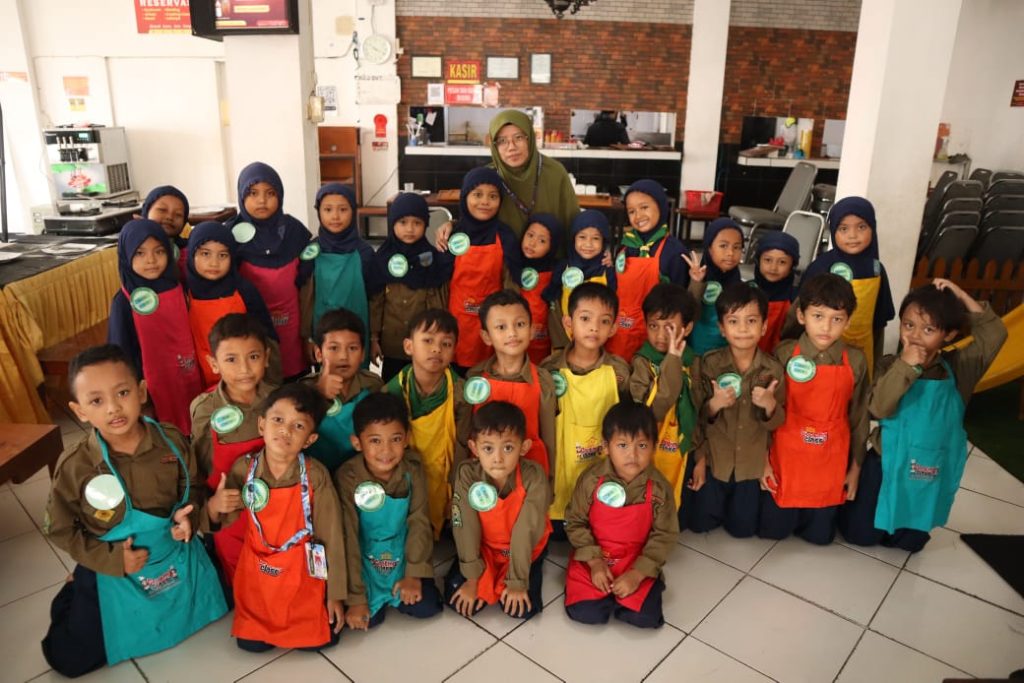 Sebanyak 84 siswa dari kelas IA,B,C SD Muhammadiyah 2 Kauman (Mudaka), Solo mengikuti kelas memasak (cooking class) di SFA Steak Kampung Sewu, Jumat (8/11/2024).