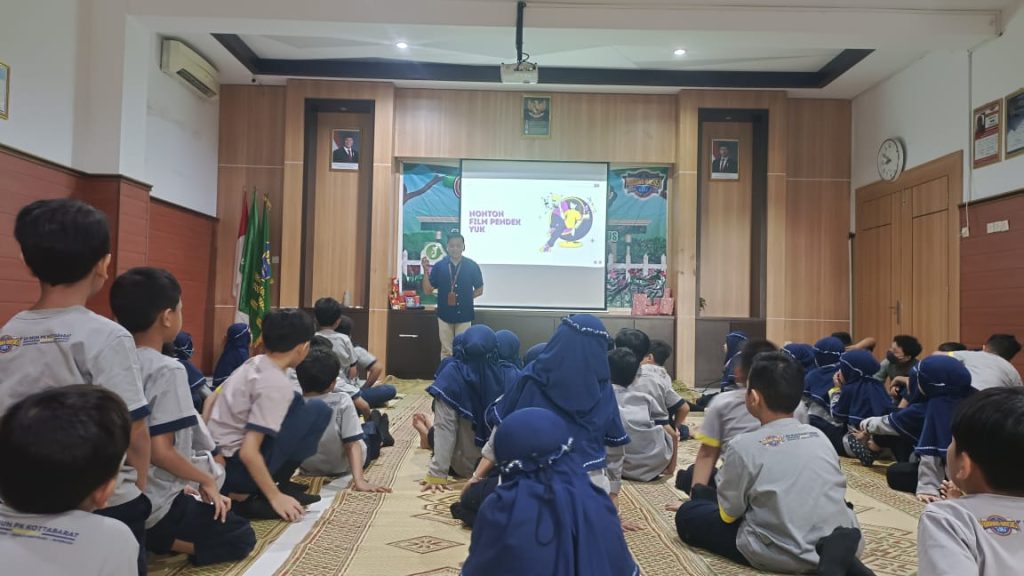 Murid Kelas III SD Muhammadiyah PK Solo Ikuti Parenting Strategi Pakai Gadget