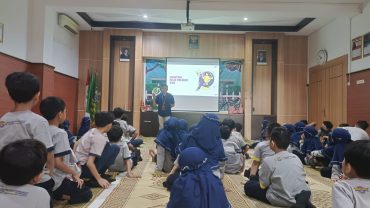 Murid Kelas III SD Muhammadiyah PK Solo Ikuti Parenting Strategi Pakai Gadget