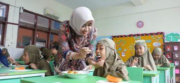 Tinjau Makan Siang Bergizi, Astrid Widayani Suapi Siswa SD Muhammadiyah 1 Solo