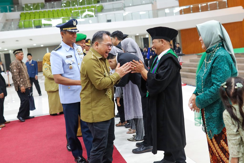 Universitas Muhammadiyah Surakarta (UMS) mengukuhkan Prof. Ahmad Muhibbin sebagai Guru Besar bidang Ilmu Manajemen Pendidikan. Pengukuhan ini dilakukan pada Sidang Senat Terbuka yang berlangsung di Gedung Edutorium KH Ahmad Dahlan UMS, Senin, (23/12/2024).