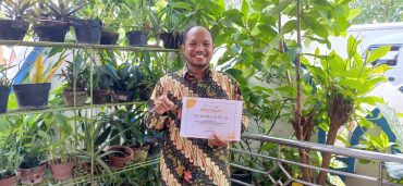 Wakasek SD Muhammadiyah 1 Solo Terima Sertifikat Edukasi Air