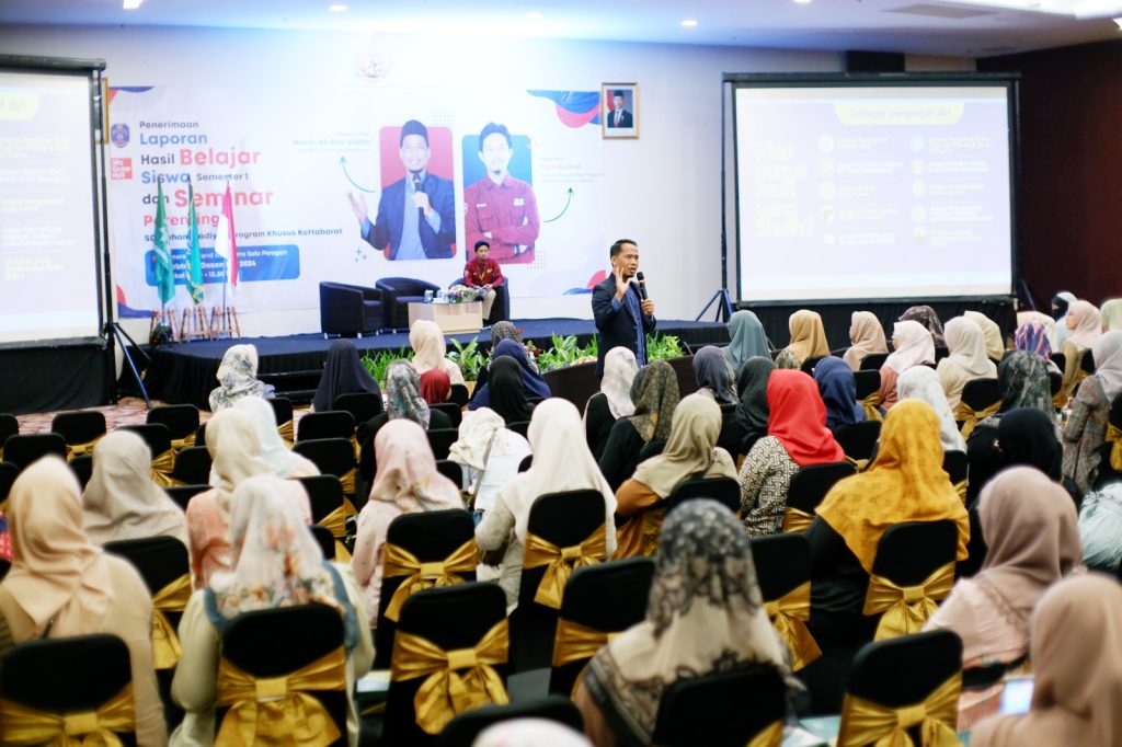 SD Muhammadiyah PK Solo Gelar Seminar Parenting Mendidik Anak di Era Disrupsi