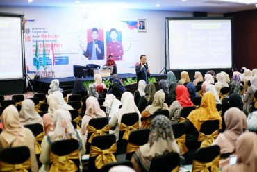 SD Muhammadiyah PK Solo Gelar Seminar Parenting Mendidik Anak di Era Disrupsi