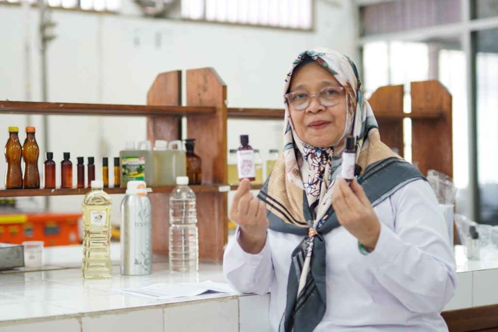 Prof. Kun Harisma, Guru Besar bidang Ilmu Teknik Kimia di UMS, menciptakan formulasi aromaterapi kombinasi minyak daun cengkeh, minyak adas, minyak kayu putih, dan Virgin Coconut Oil (VCO).