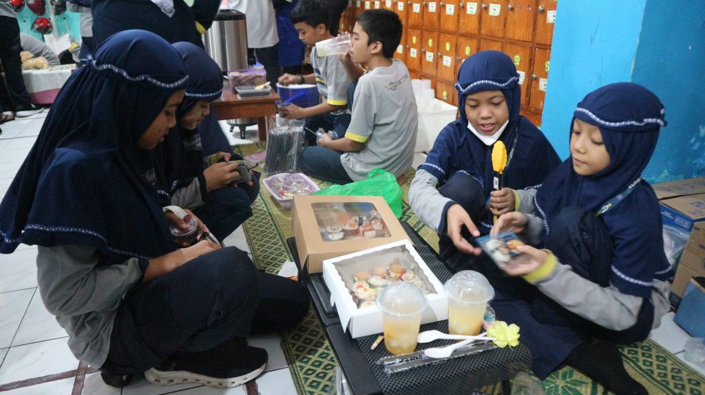 Murid SD Muhammadiyah PK Solo Latih Jiwa Kewirausahaan Lewat Market Day