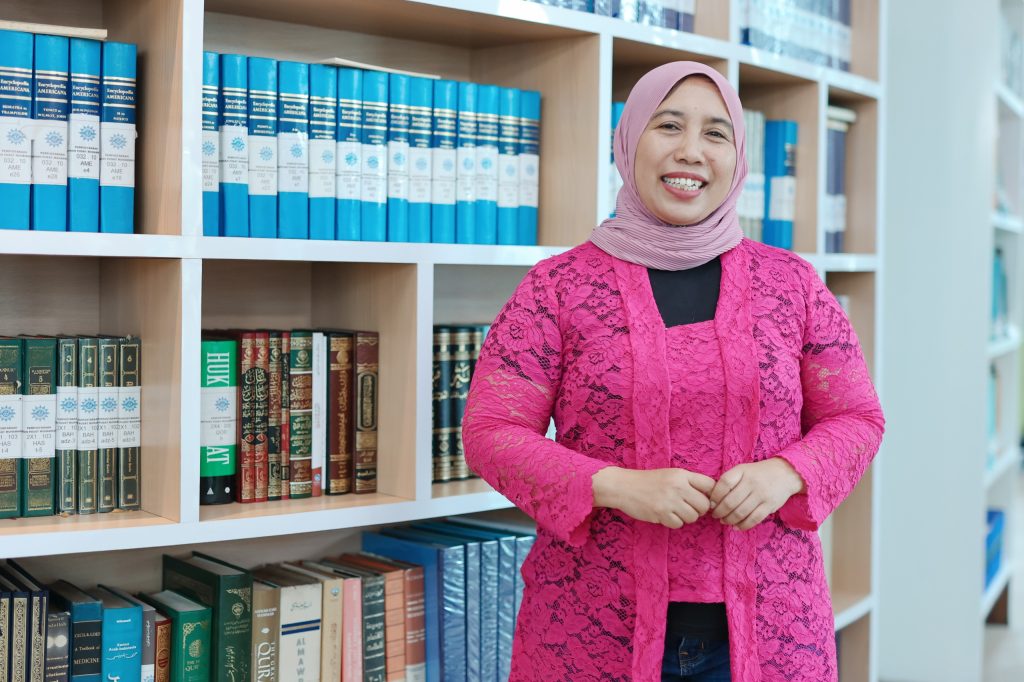Hening Parlan, Koordinator Nasional Green Faith Indonesia, baru-baru ini dianugerahi penghargaan "Planet Award" oleh Kedutaan Besar Inggris di Jakarta.