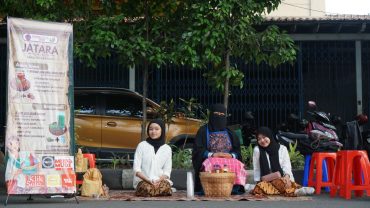 Mahasiswa Ilkom UMS Gelar Kampanye Kreatif: Gerakan Pelestarian Jamu Nusantara di CFD Solo