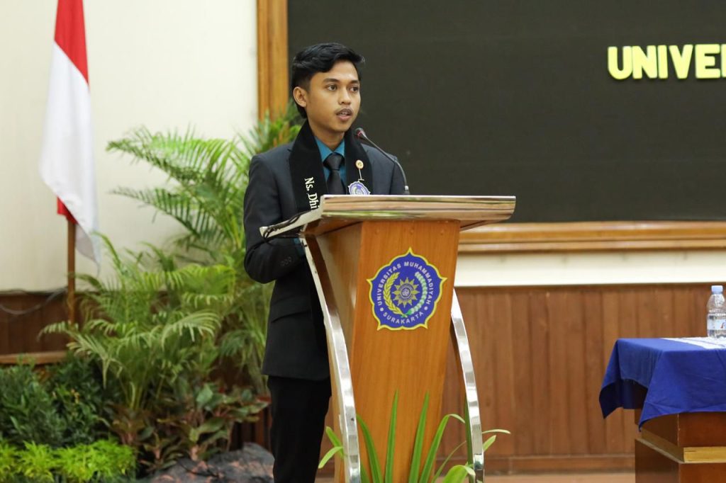 Fakultas Ilmu Kesehatan (FIK) Universitas Muhammadiyah Surakarta (UMS) menggelar acara Pelantikan dan Pengambilan Sumpah Profesi Ners Angkatan ke-28, Kamis (5/12/2024). Acara ini berlangsung dengan penuh khidmat dengan dihadiri berbagai tamu undangan dari jajaran pimpinan UMS, organisasi profesi, serta orang tua mahasiswa.
