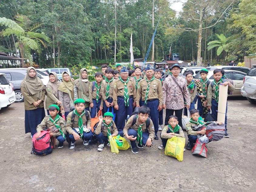 SMP Muhammadiyah 2 Solo menyelenggarakan kegiatan Kemah Kader Hizbul Wathan yang diikuti seluruh siswa kelas 7, bersama guru dan kepala sekolah. Kegiatan ini dilaksanakan di Bumi Perkemahan Hutan Karet Kemuning, Ngargoyoso, Karanganyar, Kamis-Sabtu (12-14/12/2024).