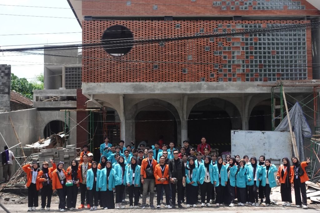 Keluarga Mahasiswa Teknik Arsitektur (KMTA) Program studi Arsitektur Fakultas Teknik (FT) Universitas Muhammadiyah Surakarta (UMS) menggelar Studi Ekskursi (Studek) yang merupakan rangkaian dari Sapamaba dengan kegiatan dilakukan di luar kampus.