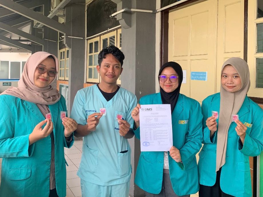 Mahasiswa Fakultas Ilmu Kesehatan (FIK), Universitas Muhammadiyah Surakarta (UMS) yang terdiri dari Miftahul Arifin, Adelia Triana Putri, Nabila Luthfi Putri Salsabila, Tsannina Saida Lathifa, dan Dwi Yulianti, menciptakan produk permen jelly yang kaya akan zat besi (Fe) untuk ibu hamil.