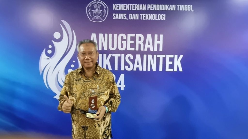 Universitas Muhammadiyah Surakarta (UMS) meraih dua Gold Winner pada Anugerah Diktisaintek 2024 yang digelar Kementerian Pendidikan Tinggi, Sains dan Teknologi (Kemendiktisaintek). Acara berlangsung di Graha Diktisaintek Gedung D Lantai 2, Senayan, Jakarta.