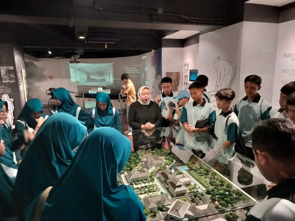 Siswa Kelas 8 SMP Muhammadiyah PK Solo Ikuti Smart Trip ke Jakarta-Bandung