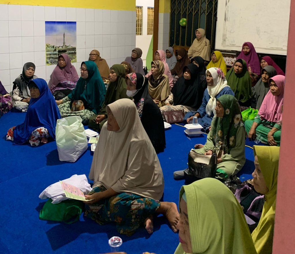 Neurologi Physiotherapy Study Club (NPSC) prodi Fisioterapi Universitas Muhammadiyah Surakarta (UMS) berkolaborasi dengan Muhammadiyah Disaster Management Center (MDMC) Solo dan Ikatan Mahasiswa Muhammadiyah (IMM) Fakultas Ilmu Kesehatan (FIK) UMS gelar edukasi cegah Low Back Pain (LBP) pada lansia di TK Aisyiyah Kartopuran, Solo.