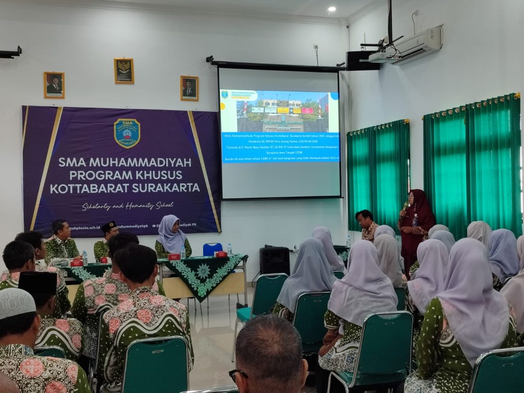SMA Muhammadiyah Program Khusus (PK) Kottabarat Solo kedatangan tamu dari SD Muhammadiyah kompleks Kolombo Jogja, SMP Muhammadiyah 3 Depok, dan SMA Kolombo, Kamis (30/1/2025). Kehadiran mereka untuk berbagi pengalaman dalam pengelolaan sekolah unggul.