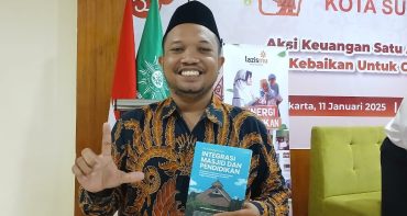 Waka SD Muh 1 Solo Terima Hadiah Buku “Integrasi Masjid dan Pendidikan” di Rakerda Lazismu