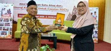 Lazismu Solo Beri Anugerah Sri Sayekti sebagai Duta Zakat Senior