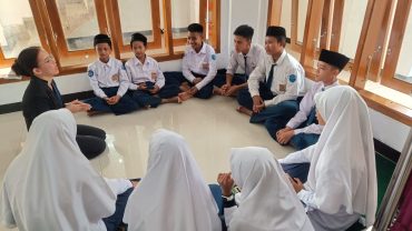 SMP Muhammadiyah 7 Colomadu Belajar Bahasa Inggris Bersama Mahasiswa Filipina
