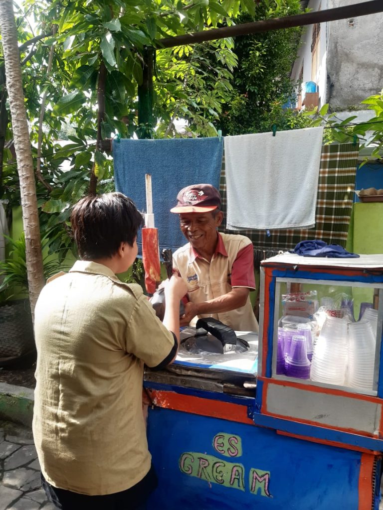 Mengawali pekan pertama masuk sekolah, sebanyak 85 siswa SD Muhammadiyah 21 Baluwarti Solo melakukan kegiatan Jumat berbagi di lingkungan masyarakat sekitar, Jumat (10/1/2025).