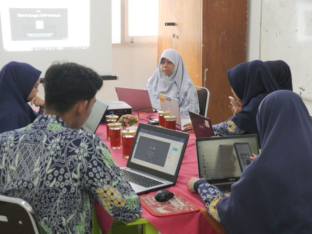 Tim pelaksana Pengabdian Masyarakat Universitas Muhammadiyah Surakarta (UMS) telah sukses melaksanakan serangkaian kegiatan guna memperkuat rebranding SMP Muhammadiyah 2 Kartasura (MUHDUTA) menuju sekolah unggul informatika.