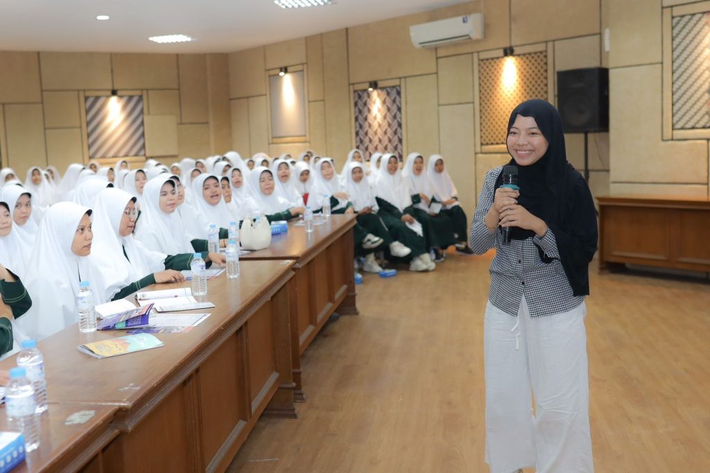 TMI Al-Amien Madura Kunjungi UMS, Santriwati Antusias Simak Prodi dan Fasilitas Unggulan