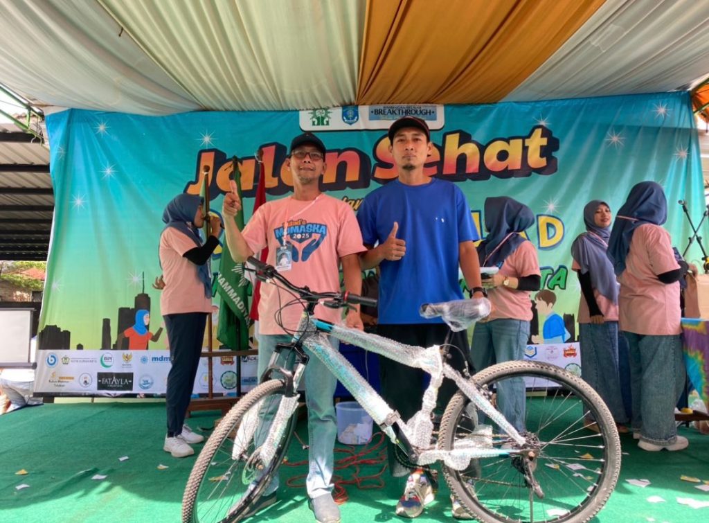 SD Muhammadiyah 5 Solo menggelar jalan sehat pada Minggu (26/1/2025) untuk memeringati milad ke-63 sekolah setempat. Kegiatan yang diselenggarakan untuk masyarakat umum ini berlangsung meriah.