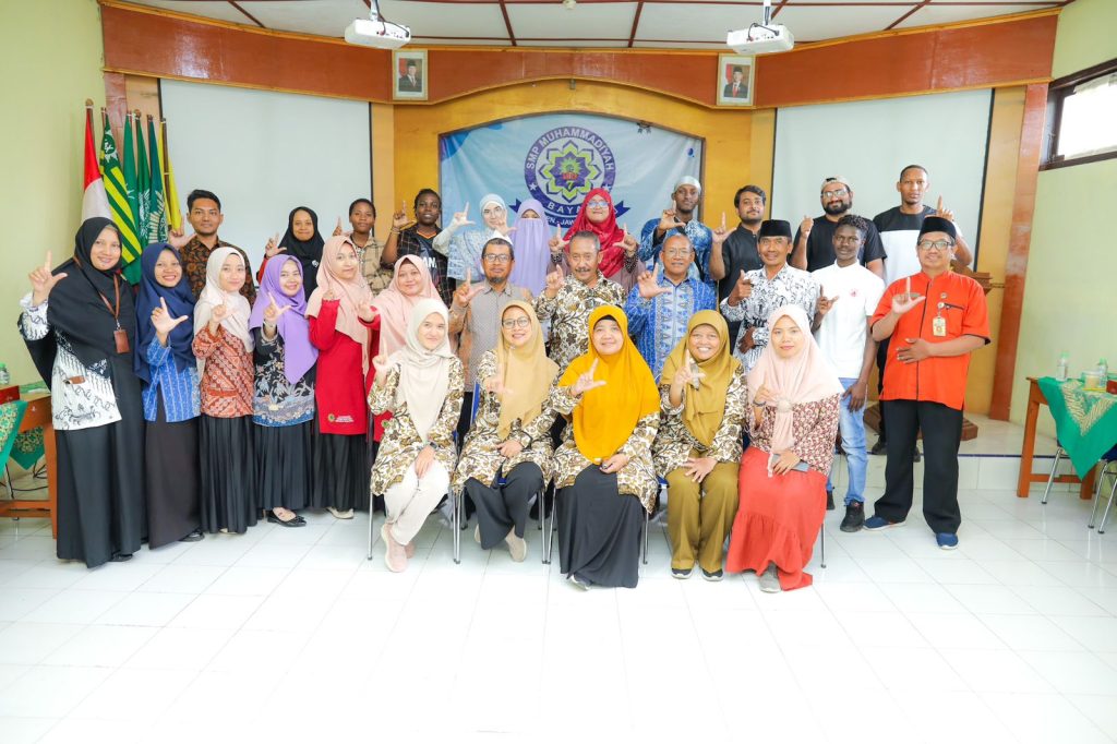 Sepuluh mahasiswa internasional Universitas Muhammadiyah Surakarta (UMS) menyelesaikan program Language and Cultural Immersion yang merupakan bagian dari Program Bahasa Indonesia bagi Penutur Asing (BIPA). Hal itu ditandai Penutupan Program Language and Cultural Immersion. Penutupan tersebut berlangsung pada hari Sabtu, (25/1/2025), di Aula SMP Muhammadiyah 7 Bayat