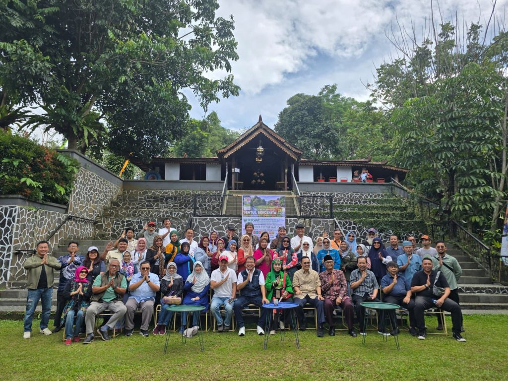 Corporate Social Responsibility (CSR) Ikatan Keluarga Alumni Universitas Muhammadiyah Surakarta (IKA UMS) berkolaborasi dengan Boemi Matahati dan Sentul Innovation Centre menggelar acara bertajuk “Hijau Sentul Tanah Harapan, Hijaukan Desaku bersama SLANK”.