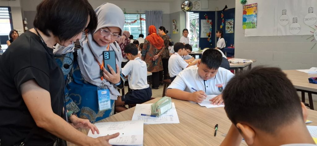 SD Muhammadiyah 1 Solo studi banding ke Bedok Green Primary School, Singapura, pada Selasa-Kamis (14-16/2025). Kunjungan diterima kepala sekolah Mr Benjamin Yong, Wakasek Mr Yeo Sho Hor, dan Wakasek Tata Usaha Mr Chua Kok Seng.