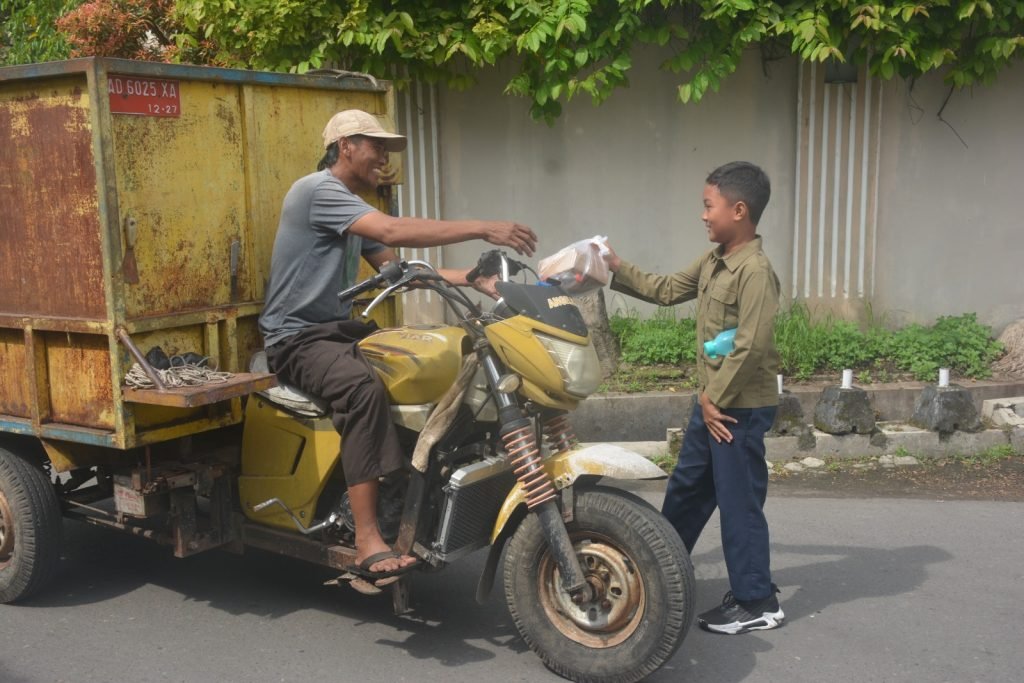 Sebanyak 200 siswa SD Muhammadiyah Alam Surya Mentari bergerak bersama untuk melaksanakan kegiatan Jumat Berbagi, Jumat (10/01/2025).