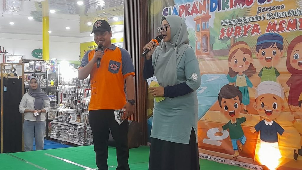 Perguruan Surya Mentari mengadakan kegiatan promosi sekolah di Assalam Hypermarket, Pabelan, Kartasura, Minggu (12/1/2025). Ada tiga sekolah yang terlibat dalam kegiatan tersebut. KB dan TK Alam Muhammadiyah Surya Mentari, SD Muhammadiyah Alam Surya Mentari, dan SMP Muhammadiyah Alam Surya Mentari.