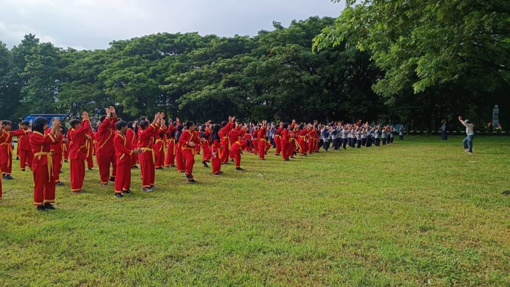 Sebanyak 455 murid SD Muhammadiyah Program Khusus (PK) Kottabarat Solo mengikuti Senam Anak Indonesia Hebat dan latihan gabungan (latgab) pencak silat Tapak Suci Putra Muhammadiyah (TSPM) di lapangan Kampus IV Fakultas Kedokteran Universitas Muhammadiyah Surakarta (UMS), Gonilan, Kartasura, Jumat (24/1/2025).