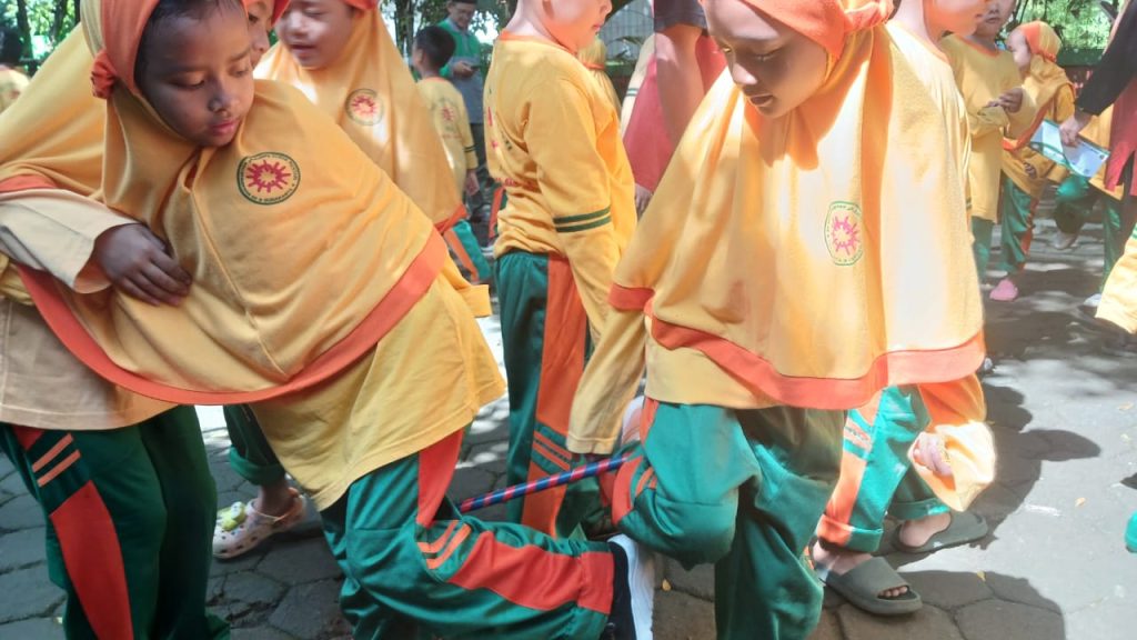 Masih dalam suasana menyambut tahun baru sekaligus semester 2 di tahun ajaran 2024/2025, SD Muhammadiyah Alam Surya Mentari Solo menggelar outbound massal bertajuk ‘Sehat Bareng’ di area sekolah, Selasa (7/1/2025).