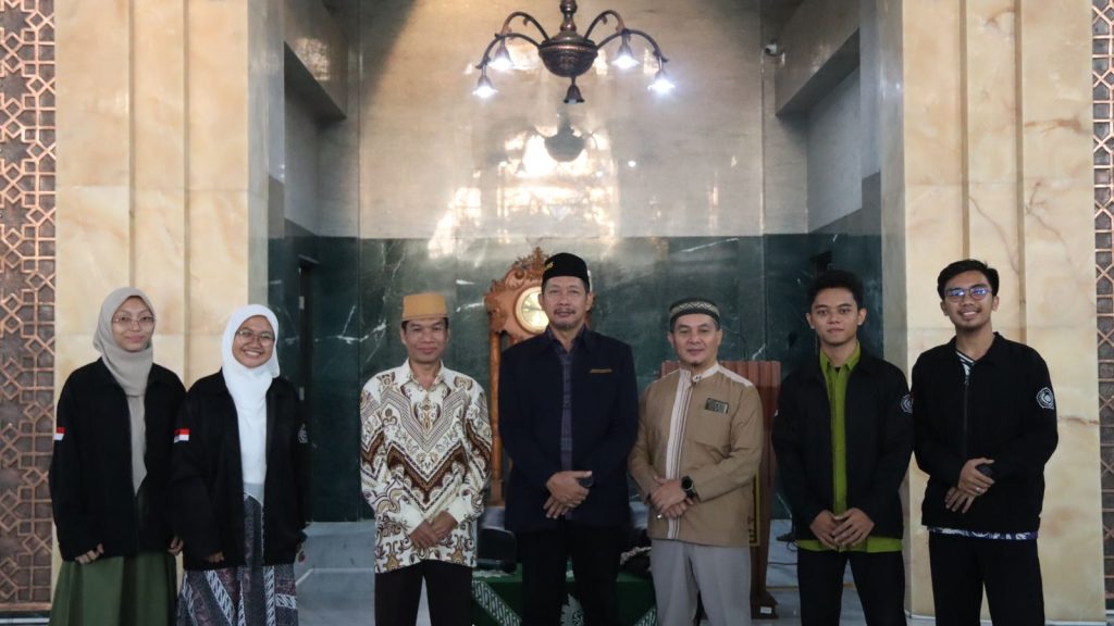 Takmir Masjid Universitas Muhammadiyah Surakarta (UMS) secara resmi menggelar launching Buletin Masjid Kampus UMS di Masjid Hj. Sudalmiyah Rais. Buletin Masjid Kampus UMS merupakan sarana edukasi sekaligus dakwah melalui platform digital yang diinisiasi Ikatan Alumni Pejuang Masjid (IKAPMA) UMS bersama Pejuang Masjid UMS.