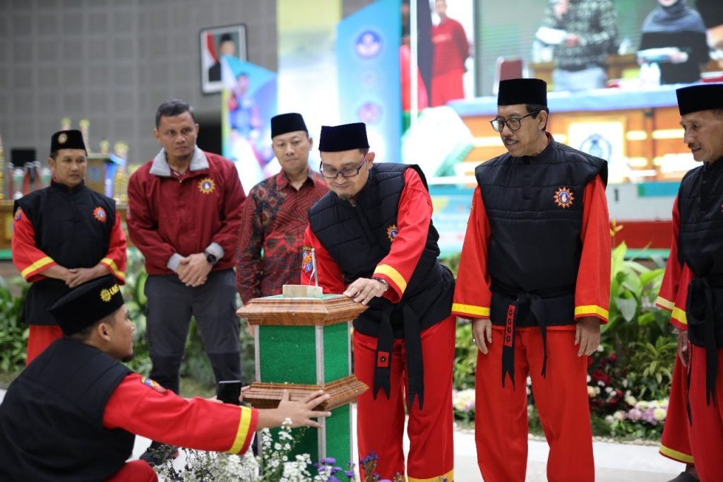 Turnamen Nasional I Tapak Suci Universitas Muhammadiyah Surakarta (UMS) resmi ditutup, Rabu (29/1/2025) malam. Penutupan secara simbolis dilakukan oleh Ketua Lembaga Pengembangan Olahraga (LPO) Pimpinan Pusat (PP) Muhammadiyah, Gatot Sugiharto, dengan pencabutan segu.