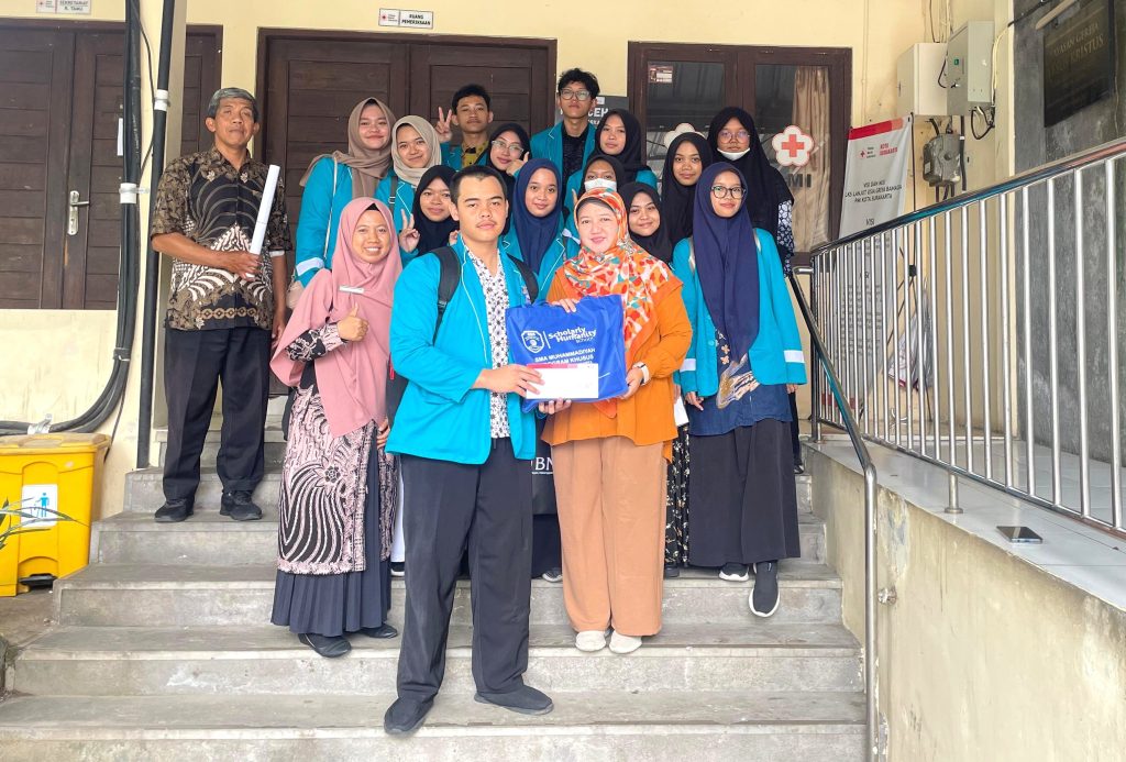 Jalin Silaturahmi, PMR SMA Muhammadiyah PK Solo Kunjungi Warga Griya PMI