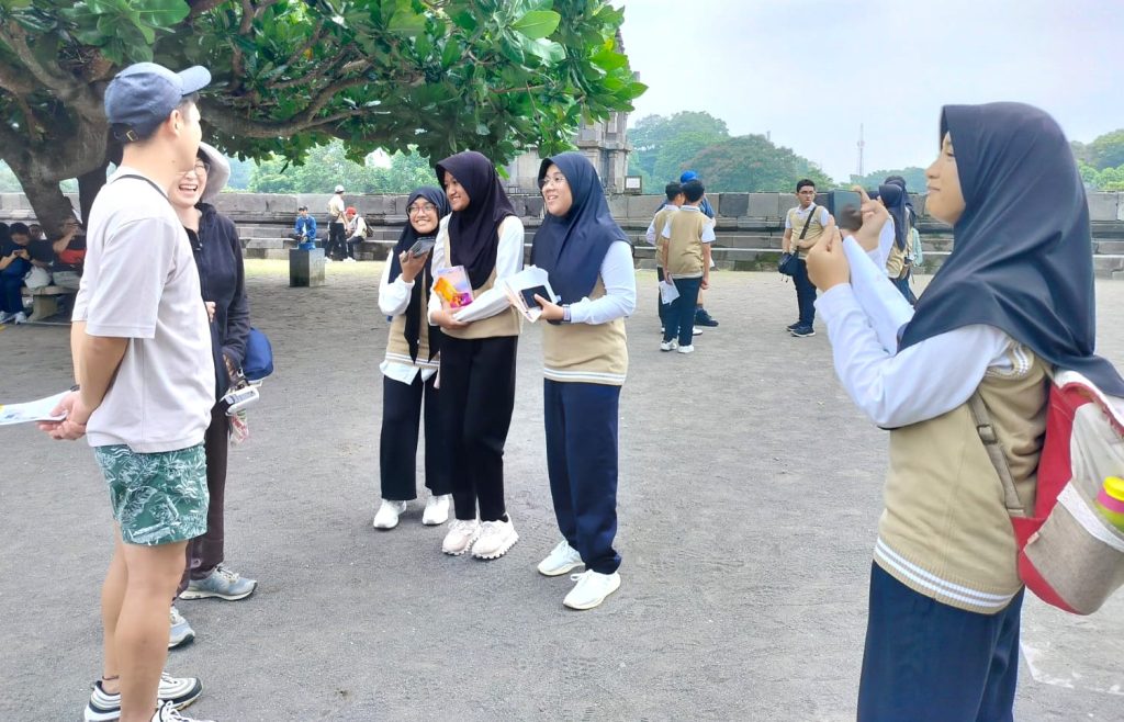Seru! Siswa SMP Muhammadiyah PK Solo Hunting Turist di Candi Prambanan
