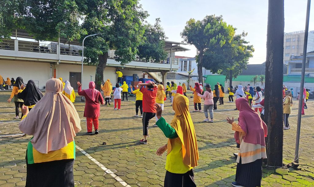 RS PKU Muhammadiyah Solo menggelar kegiatan Senam Diabetes Mellitus di Taman Parkir Karyawan RS setempat, Jumat (21/2/2025). Selain senam, juga dilakukan pemeriksaan tensi dan gula darah bagi seluruh peserta. Kegiatan ini dalam rangka menyambut bulan Ramadan.