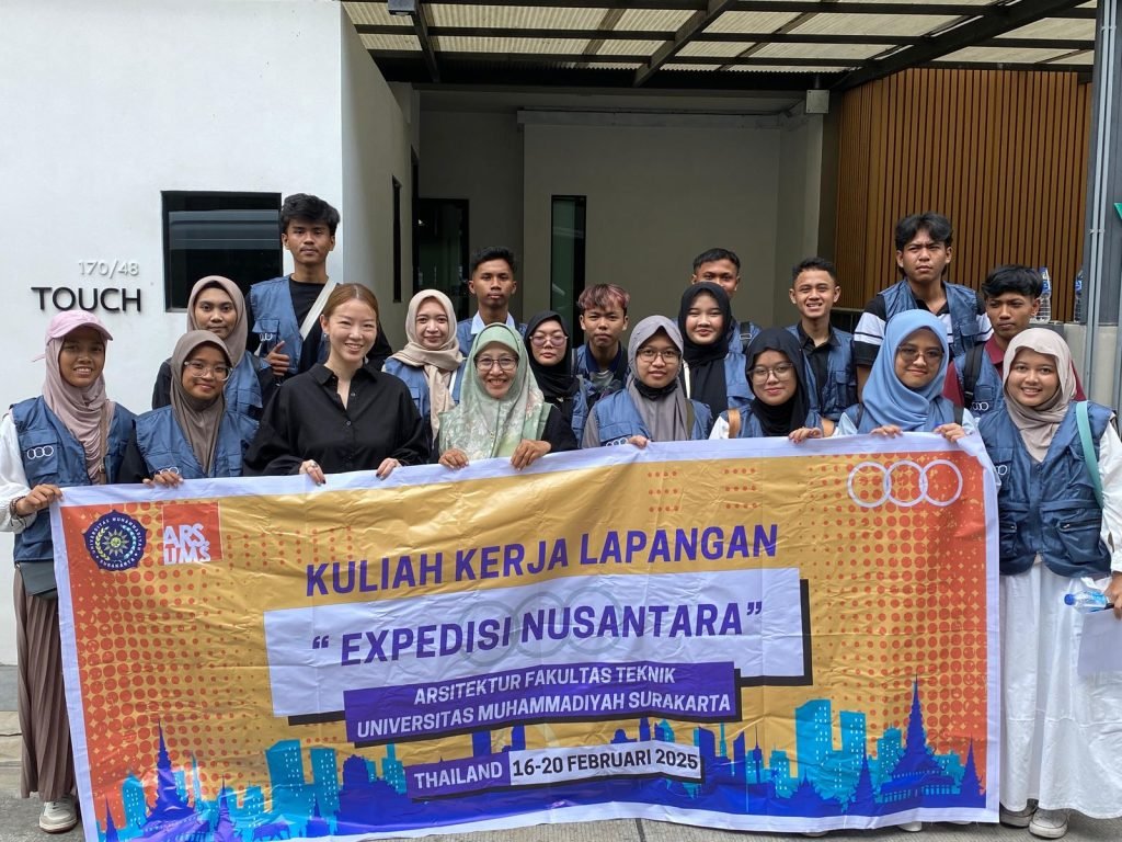 Program Studi Arsitektur Fakultas Teknik (FT) Universitas Muhammadiyah Surakarta (UMS) kembali menyelenggarakan Kuliah Kerja Lapangan (KKL) tahun 2025. Kegiatan ini diikuti mahasiswa semester 6 angkatan 2022 dan berlangsung dari 16-25 Februari 2025 dengan tujuan di dalam maupun luar negeri.