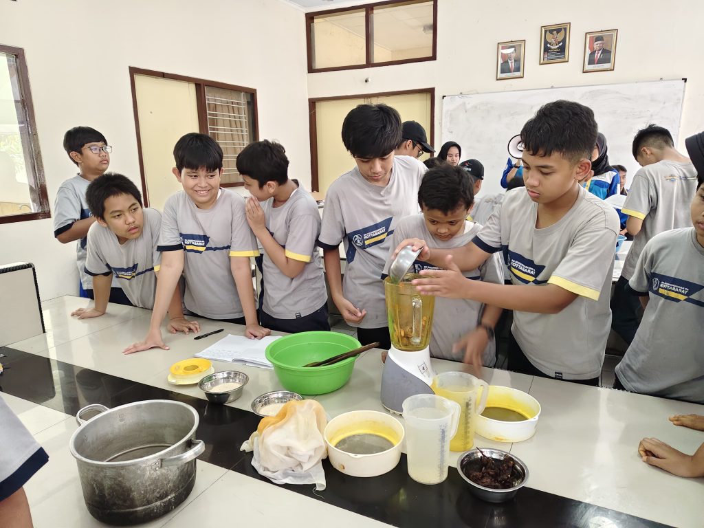 Sebanyak 84 murid kelas VI SD Muhammadiyah Program Khusus (PK) Kottabarat Solo mengikuti kegiatan field trip membuat minuman herbal dan menanam hidroponik di Agrika Edu Wisata, SMK Negeri 1 Bawen, Kab. Semarang, Kamis (20/2/2025).