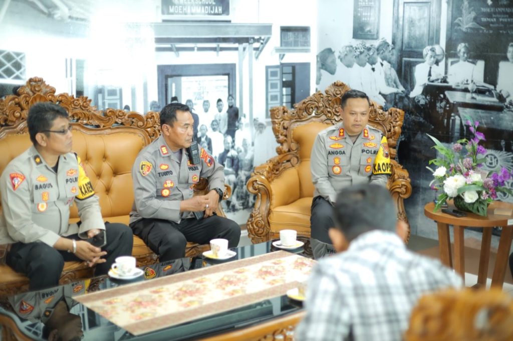 Kapolres Sukoharjo, AKBP Anngaito Adi Prabowo, melakukan kunjungan silaturahmi ke Universitas Muhammadiyah Surakarta (UMS) pada Rabu (19/2/2025). Dalam kunjungan ini, Kapolres didampingi Kapolsek Kartasura, AKP Tugiyo, dan jajaran Polres Sukoharjo.