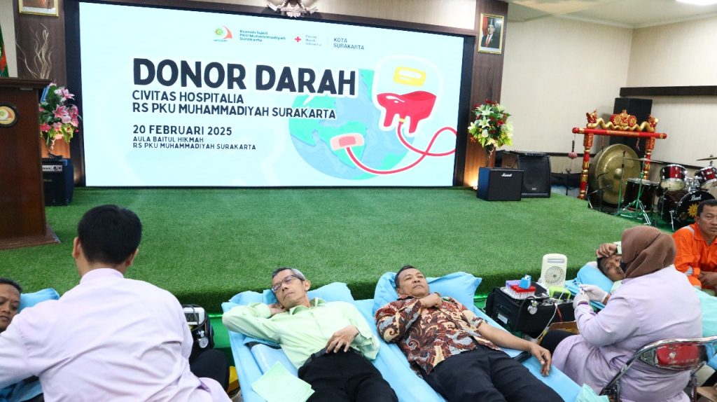 RS PKU Muhammadiyah Solo bekerja sama dengan PMI Kota Solo menyelenggarakan kegiatan pendonoran darah bagi civitas rumah sakit di aula RS setempat, Kamis (20/2/2025).