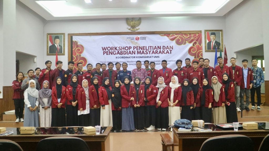 Komisi Kader dari Koordinator Komisariat (Korkom) Ikatan Mahasiswa Muhammadiyah (IMM) Universitas Muhammadiyah Surakarta (UMS) menggelar Workshop Penelitian dan Pengabdian Masyarakat. Kegiatan itu bertema "Peran Mahasiswa dalam Akademisi dan Kemasyarakatan: Implementasi Kompetensi Keilmuan demi Mewujudkan Masyarakat Berdaya" yang digelar di Gedung Auditorium Mohammad Djazman, UMS, Selasa (11/2/2025).