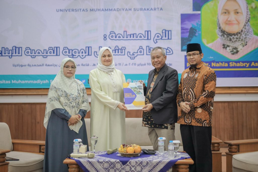Universitas Muhammadiyah Surakarta (UMS) menggelar kuliah umum dengan menghadirkan Profesor Nahla Shabry As-Sha’idy, Dekan Fakultas Studi Islam Universitas Al-Azhar Kairo, Mesir. Acara berlangsung pada Senin, (10/2/2025) di Auditorium Moh. Djazman Kampus I UMS.