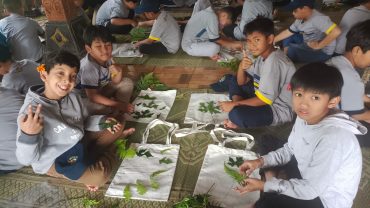 Murid Kelas III SD Muhammadiyah PK Solo Belajar Ecoprint Teknik Pukul
